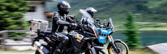 Motorvakantie in Oost-Tirol - Grossglockner - Lienz Dolomieten © Armin Kleinlercher Twee motorfietsers rijden op een bergweg nabij een meer