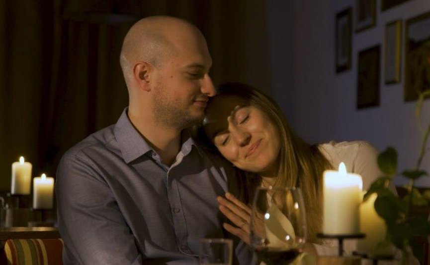 Paar genießt romantisches Abendessen bei Kerzenlicht