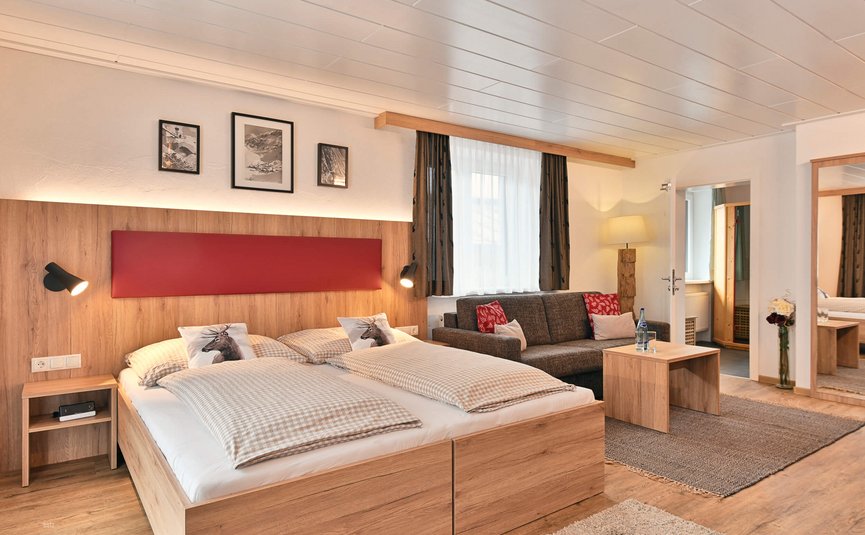 Haus Flexen © Mathies Wilhelm Robert jun. Gemütliches Schlafzimmer mit Doppelbett, Sofa und Holzmöbeln