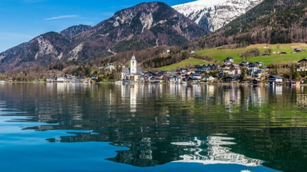 Sissi Tour - Wolfgangsee Runde Dorf am See mit Bergen und schneebedecktem Gipfel im Hintergrund