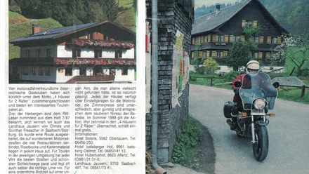 Geschichte der MoHo's Motorradfahrer auf Landstraße mit traditionellen österreichischen Häusern