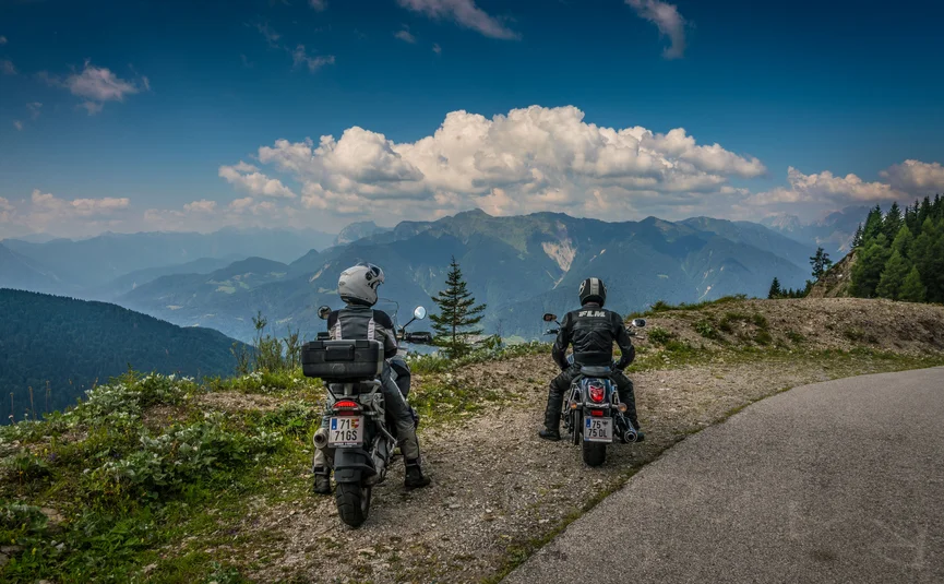 Gailtaler Hof © Moppetfoto.de Zwei Motorradfahrer auf einem Bergweg mit Blick auf die Alpen