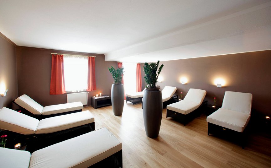 Entspannungsraum mit Liegestühlen, Pflanzen und warmem Licht