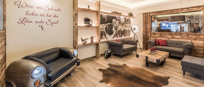 Gemütlicher Wartebereich mit Auto-Sofa und Holz-Deko