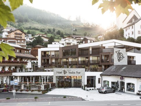 Motorrad- & Spa Hotel Traube Post am Reschensee © Theiner Karl-Heinz & Co KG Hotel Traube Post in mountain village at sunset