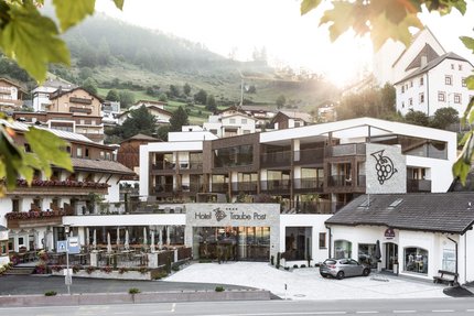 Motorrad- & Spa Hotel Traube Post am Reschensee © Theiner Karl-Heinz & Co KG Hotel Traube Post in einem Bergdorf bei Sonnenuntergang