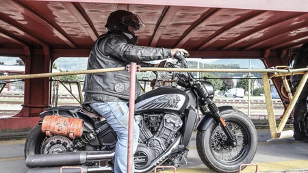 Motorradfahrer mit schwarzem Helm auf Indian-Motorrad auf Bahnrampe