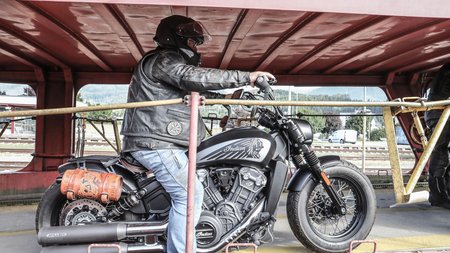 Motorrad- und Autoreisezug © Eduard Bopp Motorradfahrer mit schwarzem Helm auf Indian-Motorrad auf Bahnrampe