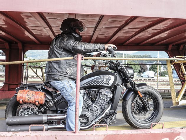 Motorrad- und Autoreisezug © Eduard Bopp Motorradfahrer mit schwarzem Helm auf Indian-Motorrad auf Bahnrampe
