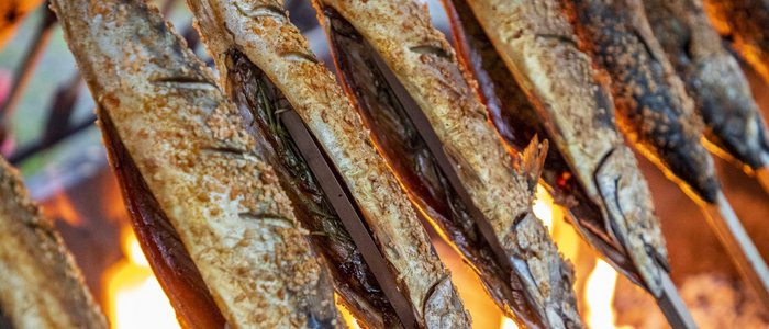 Gasthof Pension Drei Hacken *** © Alexander Seger Gegrillte Fische auf Spießen über offenem Feuer