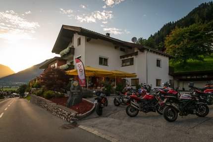 Hotel Sonnleiten © Moppetfoto.de Hotel mit Motorrädern auf Parkplatz bei Sonnenuntergang in den Bergen