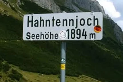 21 Hotel Sonnleiten: Hahntennjoch–Ammersattel-Runde Schild am Hahntennjoch mit Höhe 1894 Meter in den Alpen