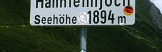 Schild am Hahntennjoch mit Höhe 1894 Meter in den Alpen