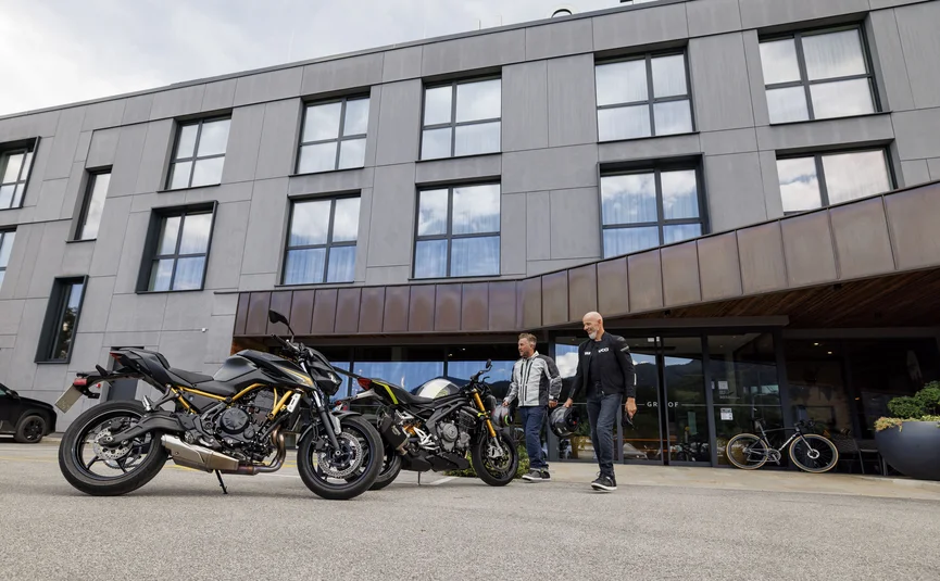 Hotel Grof **** © Detlev Louis Motorrad VertriebsgesmbH - Jörg Künstle Twee mannen staan bij motoren voor een modern gebouw