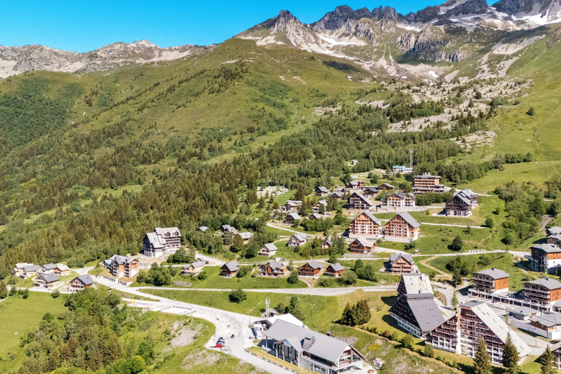 Motorradurlaub © CASA MOHO Saint-François-Longchamp Bergdorf mit Häusern und grünen Hügeln unter blauem Himmel