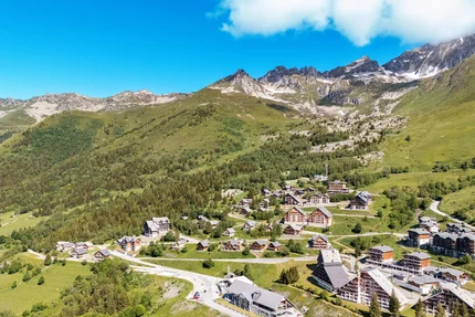 Maurienne Bergdorp met huizen en groene heuvels onder een blauwe lucht