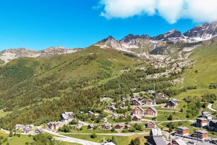 Französische Alpen © CASA MOHO Saint-François-Longchamp Bergdorf mit Häusern und grünen Hügeln unter blauem Himmel