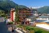 Sammelanfragen © Vötters Hotel Hotel in den Alpen mit Bergen im Hintergrund und blauen Himmel