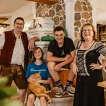Motorbike holiday in Bavaria © Thomas Linkel Fotodesign Family with two kids and cat in cozy traditional interior