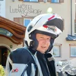Motorradfahrer mit Helm vor Hotel Ludwigshof