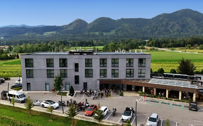 Hotel Grof **** © Hotel Grof Modern hotel met parkeerterrein, groene velden en beboste bergen