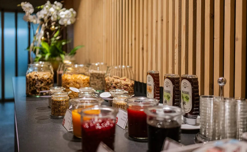 MOAR'S Hotel ***S © Harald Wisthaler Frühstücksbuffet mit Gläsern voller Müsli, Aufstrichen und einer Orchidee
