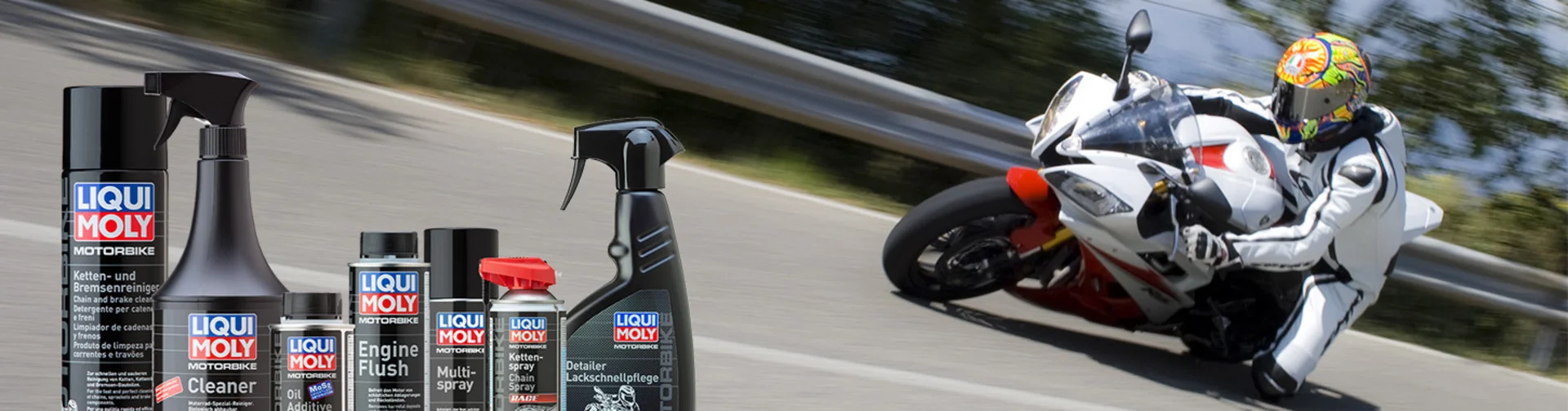 Motorrad fährt schnell auf kurviger Straße, davor Liqui Moly Motorradpflegeprodukte