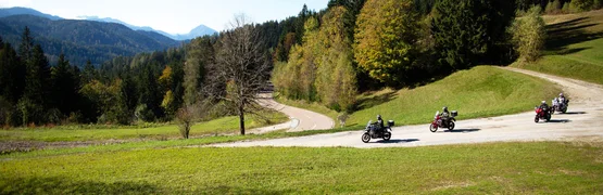 Motorradurlaub im Savinja Tal © Hotel Grof Motorradfahrer auf kurviger Landstraße mit Bergen und Wäldern im Hintergrund