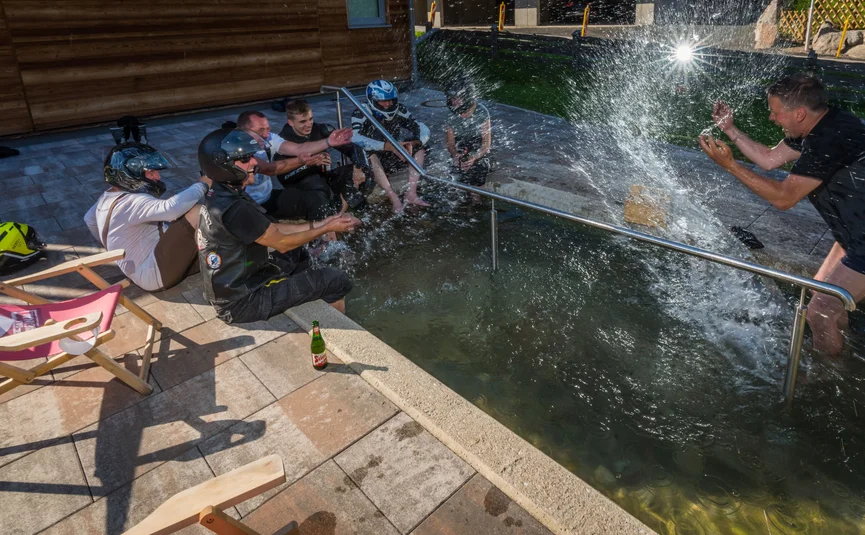 Ski- & Motorradhotel Eva-Marie *** © Moppetfoto.de Gruppe von Menschen kühlt sich in einem Wasserbecken an einem sonnigen Tag ab