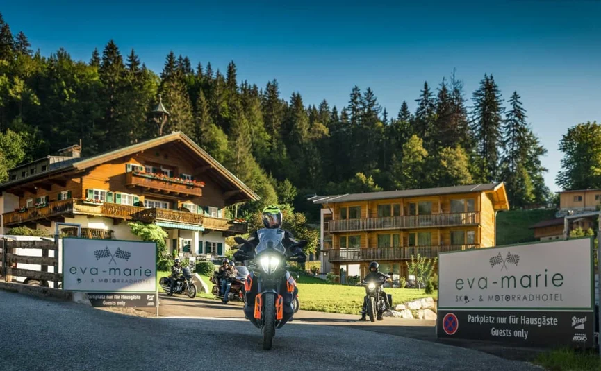 Motorrijders voor het Eva-Marie ski- en motorhotel in de bergen