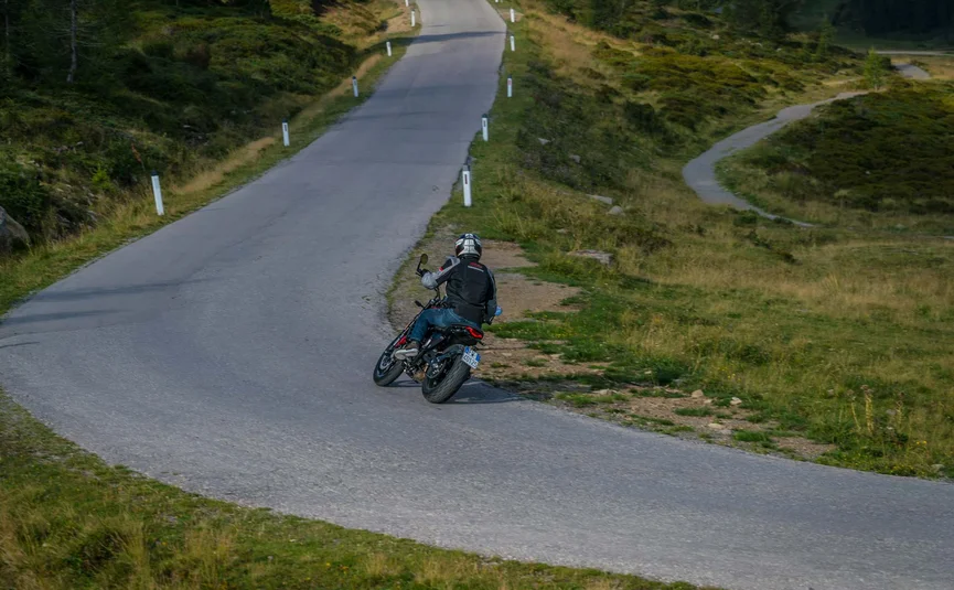 MOAR'S Hotel ***S © Moppetfoto.de Motorradfahrer auf einer kurvenreichen Straße durch eine grüne Landschaft