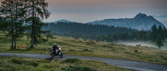 Almhotel & Genussgasthof Hierzegger ***S © Moppetfoto.de Motorradfahrer unterwegs auf Bergstraße im Nebel bei Sonnenuntergang