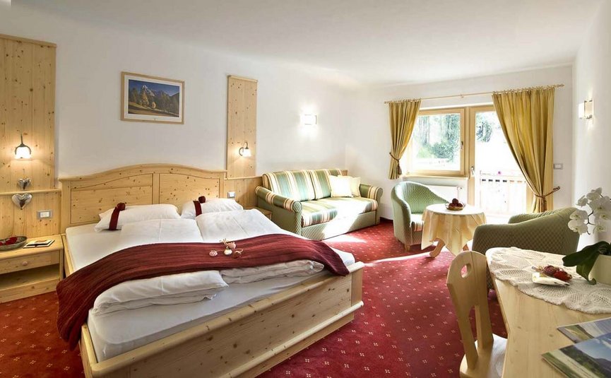 Hotel Florian ***S © Hotel Florian Gemütliches Hotelzimmer mit Holzmöbeln, Doppelbett und Sitzbereich