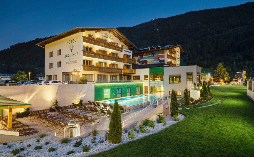 Hotel Jägerhof **** © Florian Scherl Hotel Jägerhof mit beleuchtetem Außenpool und Liegestühlen bei Nacht