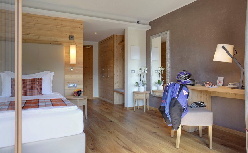 Hotel Monte Giner **** © Brian Image Modernes Hotelzimmer mit Holzdekoration und Motorradhelm auf dem Stuhl