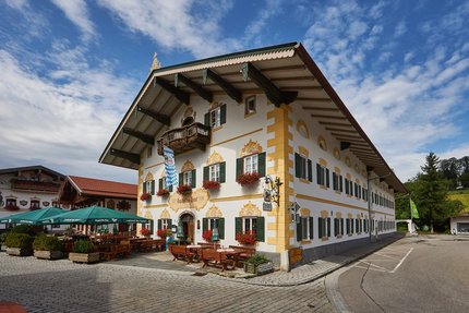 Gasthof Hotel Zur Post Samerberg © Team F8 Traditionelles bayerisches Gasthaus mit Außenbestuhlung und Blumendekor