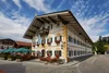 Sammelanfragen © Team F8 Traditionelles bayerisches Gasthaus mit Außenbestuhlung und Blumendekor
