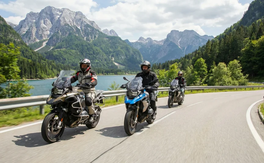 Italiens Sonnenseite Motorradfahrer fahren auf Bergstraße mit See und Bergen im Hintergrund