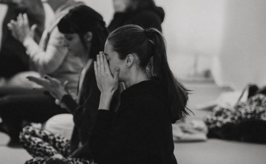 SoulSpace Retreat - Reinigen. Loslassen. Ankommen. Gruppe von Menschen in Madsitz auf Matten in einer Meditations- oder Yogaklasse