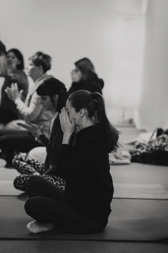 SoulSpace Retreat - Reinigen. Loslassen. Ankommen. Gruppe von Menschen in Madsitz auf Matten in einer Meditations- oder Yogaklasse
