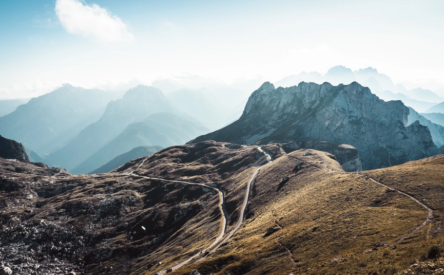 Smalle wegen door rotsachtige bergen onder een heldere lucht