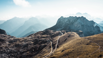 Smalle wegen door rotsachtige bergen onder een heldere lucht