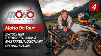 MoHo Podcast Mann lehnt auf Motorrad mit Helm, Bergen und Sonnenuntergang im Hintergrund