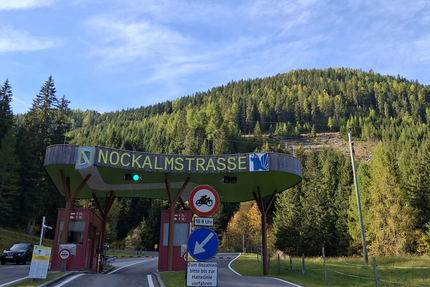 Mautstelle der Nockalmstraße mit Wald und blauem Himmel im Hintergrund