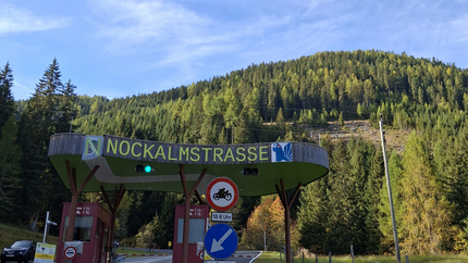 Kleine Nockalmtour Mautstelle der Nockalmstraße mit Wald und blauem Himmel im Hintergrund