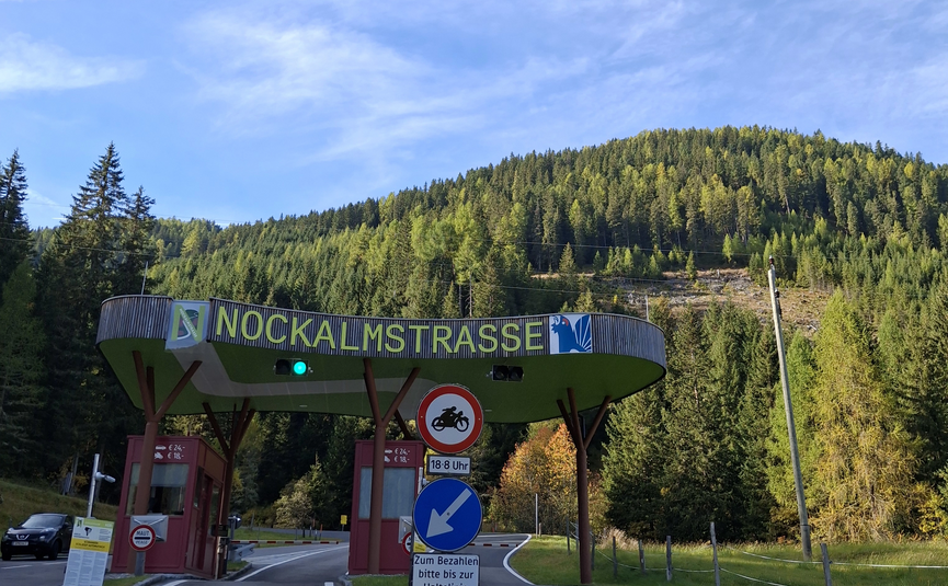 Mautstelle der Nockalmstraße mit Wald und blauem Himmel im Hintergrund
