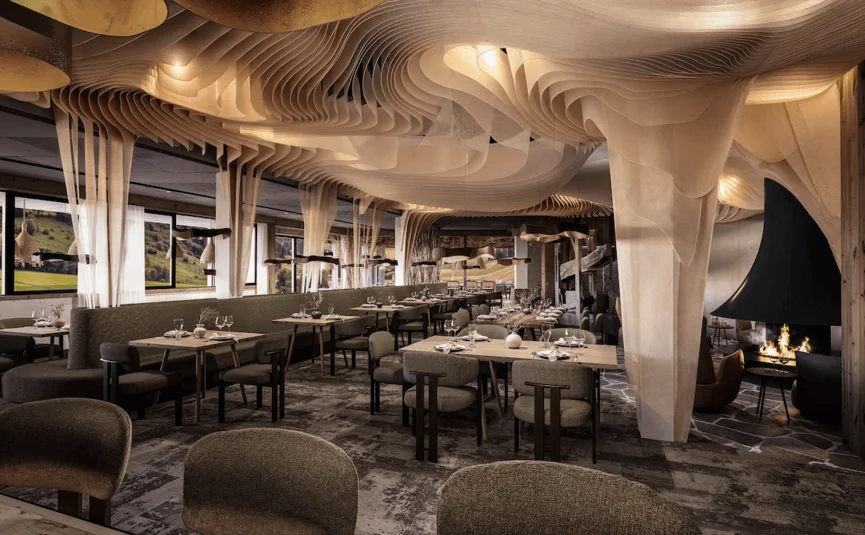 Restaurant mit gedeckten Tischen, skulpturaler Holzdecke und Kamin