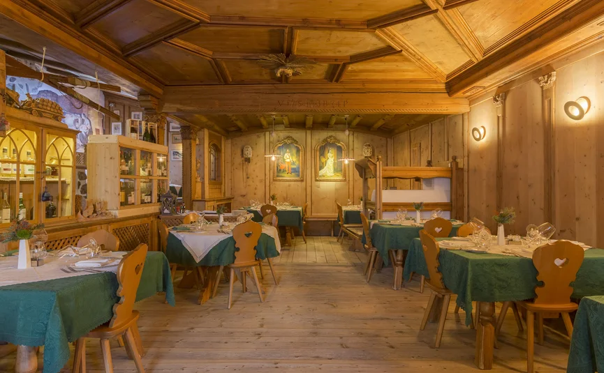 Hotel La Stüa **** © Hotel La Stüa Traditionelles Restaurant mit Holztischen und grünen Tischdecken