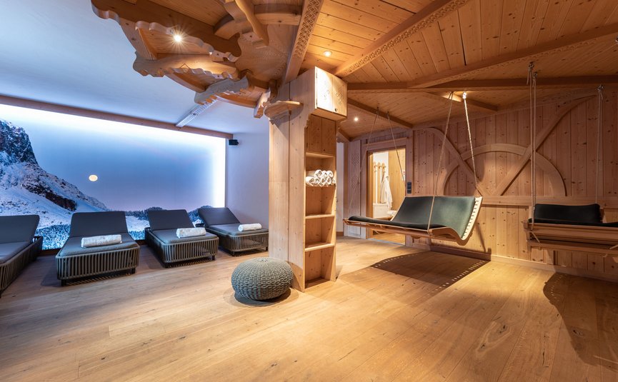 Ruheraum mit Holzdecke, Liegen und hängenden Sitzbänken