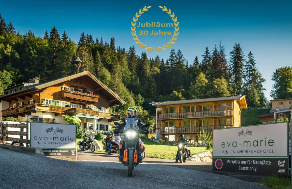 30 Jahre Jubiläums Bike Wochen Motorradfahrer verlassen Hotel Eva-Marie vor Waldkulisse, 30-jähriges Jubiläum